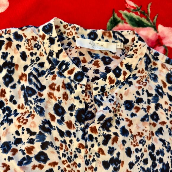 ASTR The Label Blue Multi Leopard Belle Ruffle Sleeve Blouse Women’s Medium - Picture 5 of 15